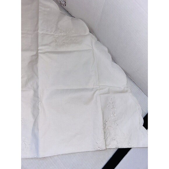 Vintage tablecloth Scalloped edge  60 X 60 white cotton - Picture 2 of 16